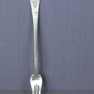 Tenedor para cócteles y mariscos antiguo Holmes Edwards International Silver Carolina Silverplate de 1914 de 6" con monograma F