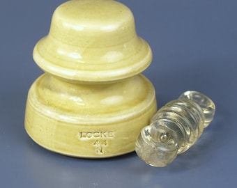 Aislador de telégrafo Locke 44 N de porcelana amarilla antigua y aislador de radio de cristal con forma de hueso de perro - Lote de 2 piezas, circa finales del siglo XIX - principios del siglo XX