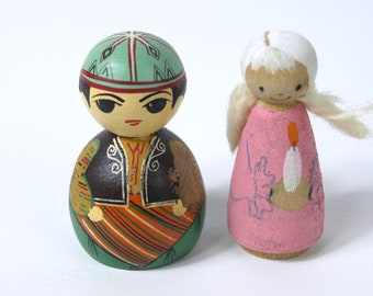 Vintage handgeschilderde miniatuur houten poppen volkskunst - ongemarkeerde Japanse Kokeshi en Colleen's poppen (gestempeld) - schattig en schattig