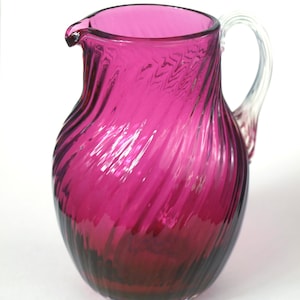 Zabytkowy dzbanek do mleka/miniaturowy dzbanek z ręcznie dmuchanego, żebrowanego szkła artystycznego w kolorze żurawiny, 5 cali wysokości, prawdopodobnie szkło Pilgrim, mięta