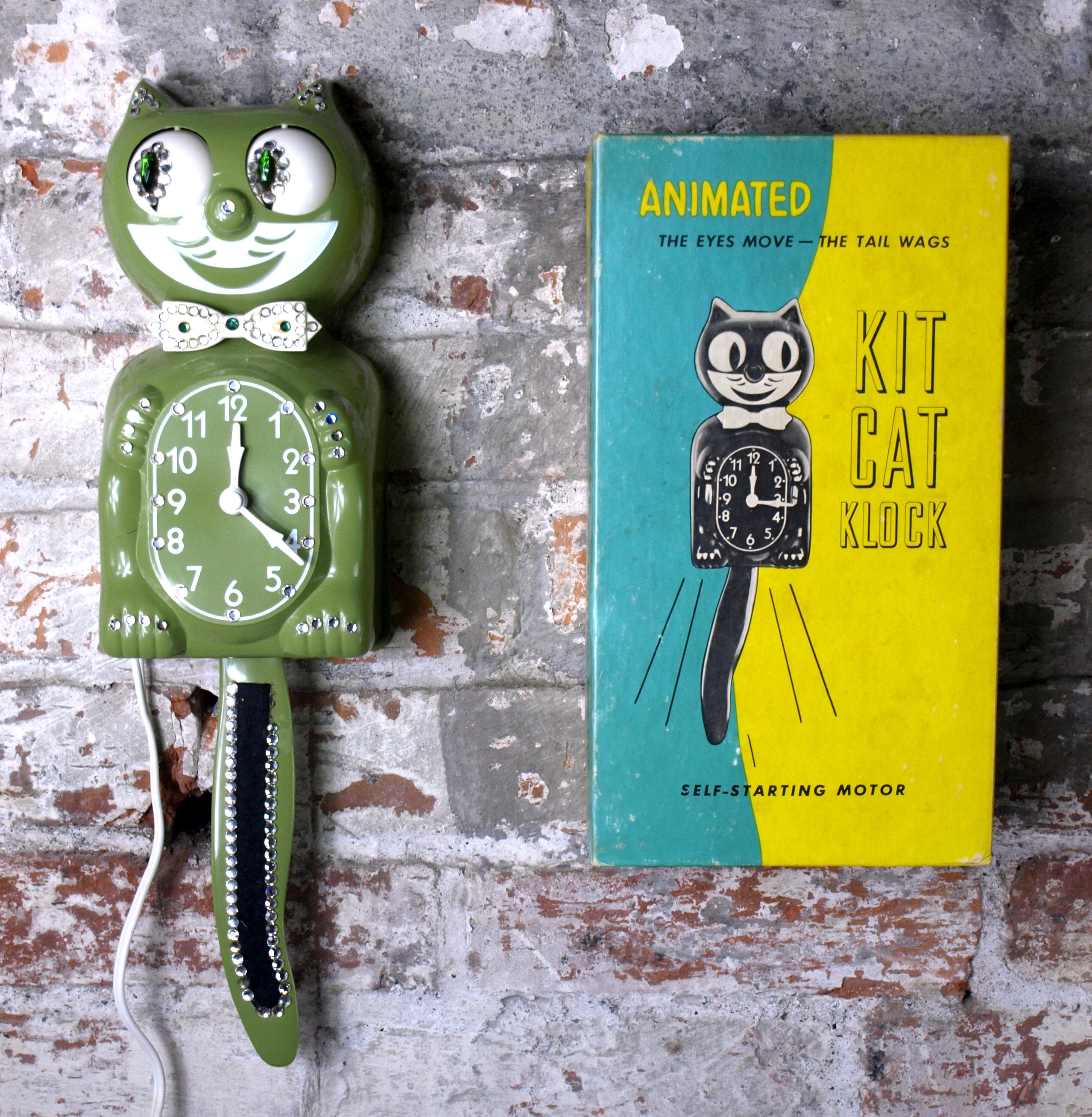 Vintage RARE Original Avocado Green Jeweled Kit Cat Klock W/ Box