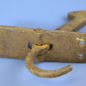 Pestillo de puerta/granero/puerta de palanca abatible con peso, de hierro forjado a mano, antiguo y primitivo del siglo XIX, herrajes de restauración recuperados.