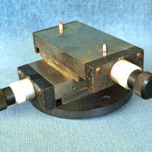 Microscopio Vintage Micro Slides Inc. Modelo 0-3051-L con platina de movimiento XY y ajuste fino - Equipo de laboratorio excepcional