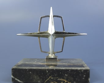 Ornamento de capô Lincoln Continental vintage dos anos 1960 em placa de mármore, prêmio para vendedor de automóveis em bom estado.