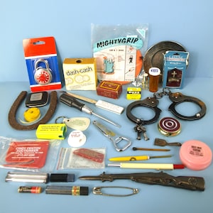 Vintage Memorabilia Lot - Might Grip Dash Kontanter Måttband Pillerbehållare Kombinationslås Pennstift Handbojor Silverpläterade Brevöppnare