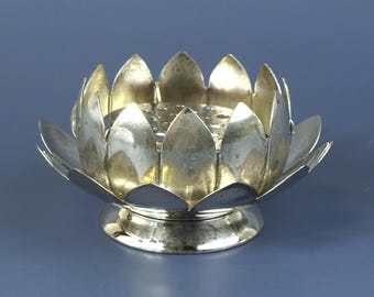 Vintage Leonard Silver Co. mid-century zilveren schaal met lotusbloem en kikkermotief voor op tafel.