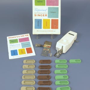 Vintage Professional Buttonholder / Button Holder by Singer for Vertical Needle Zig Zag sewing Machines w Original Box 1973 – Sims 4634