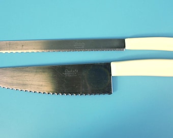 Cuchillo de chef Quikut vintage de acero inoxidable con hoja serrada de 30,5 cm y cuchillo de pan de cocina de punta redonda de 27,3 cm con mangos beige, circa 1960-70.