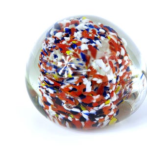 Pisapapeles vintage de vidrio artesanal - Vidrio artístico - Frita con remolinos rojos, blancos y azules en vidrio transparente - 4,5 cm de alto x 5,7 cm de ancho