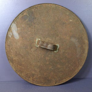 Couvercle de marmite ou de chaudron en tôle extra large vintage, 18" de diamètre - Vers les années 1930 - Bon état + patine modérée