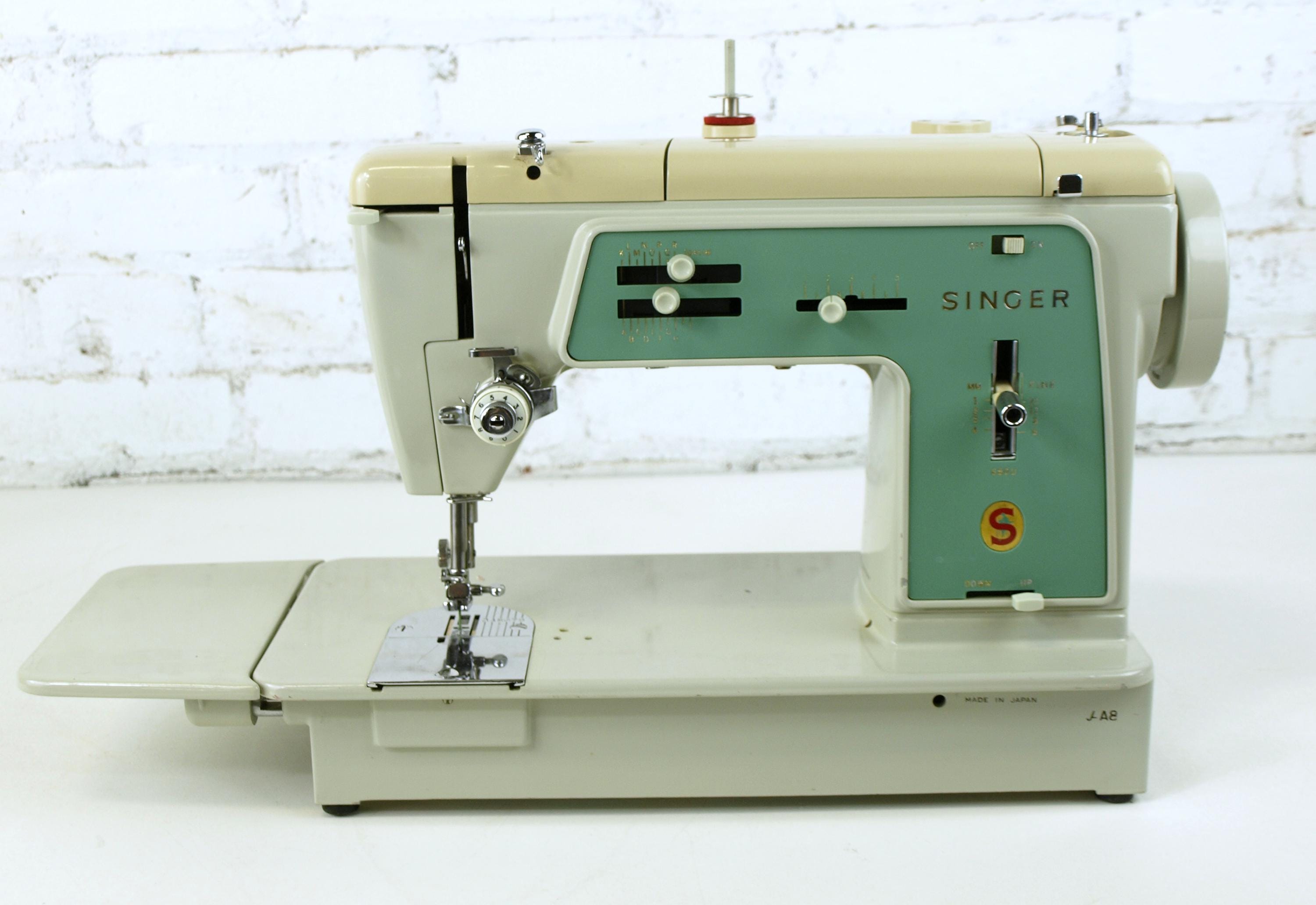 Vintage Singer Deluxe Zig-zag Sewing Machine 680U W/ Buttonholer