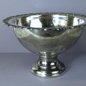 Vintage versilberte Bowleschüssel mit Rose und Schnörkelrand, um 1950 - Guter Zustand - Geringe Patina / Abnutzung