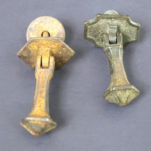 アンティーク鋳鉄製ドロップ引き出し取っ手、2個セット - 1800年代後半から1900年代初頭頃 - ミックスペア - 再生金具、良好