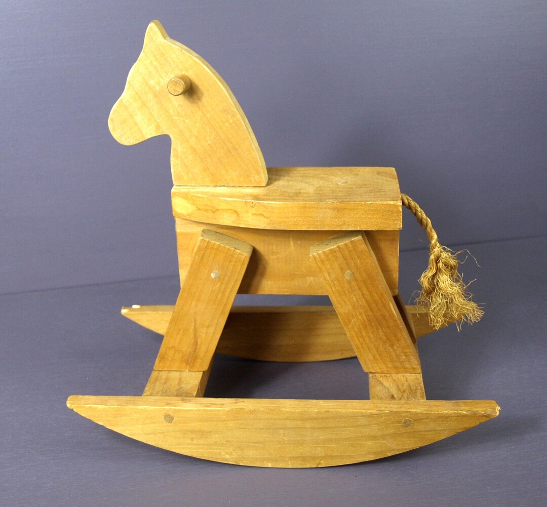 Cavallo a dondolo in legno, fatto a mano con coda in corda 30 cm