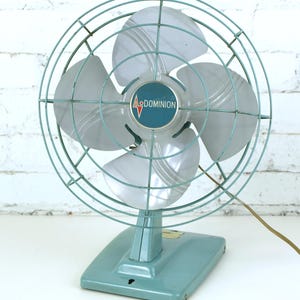 Vintage Dominion aquablauwe elektrische desktop- of tafelventilator uit het midden van de eeuw, circa jaren 1950, in zeer goede staat