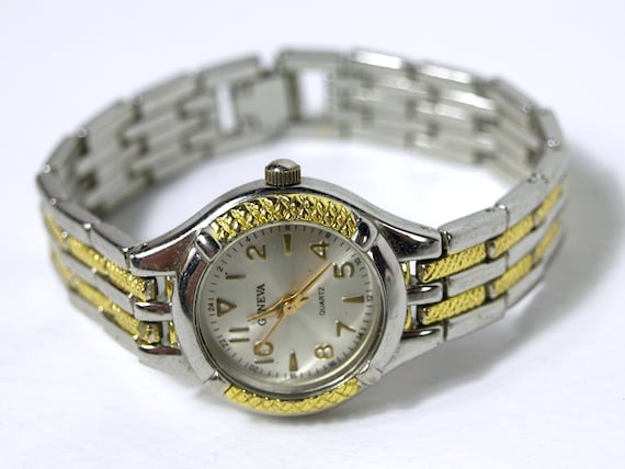 Vintage GENEVA Fashion Quartz Wrist Watch w/ Meta… - image 1