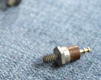 Terminal de separación aislado de doble torreta con aislante cerámico marrón y base hexagonal - 21 mm de altura - NOS