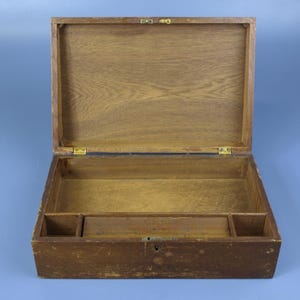 Boîte de bureau de voyage portable ancienne en bois avec coins articulés et serrure (sans clé) vers 1800 en bon état