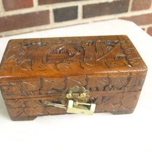Vintage Holz handgeschnitzte Erinnerungs- / Schmuck- / Trinket-Box - Tribal Folk Art Design mit Messing-Hardwares