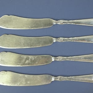 Cuchillo de mantequilla cimitarra antiguo Reed and Barton plateado con diseño Clarendon (circa 1890, concha en el mango, juego de 4)