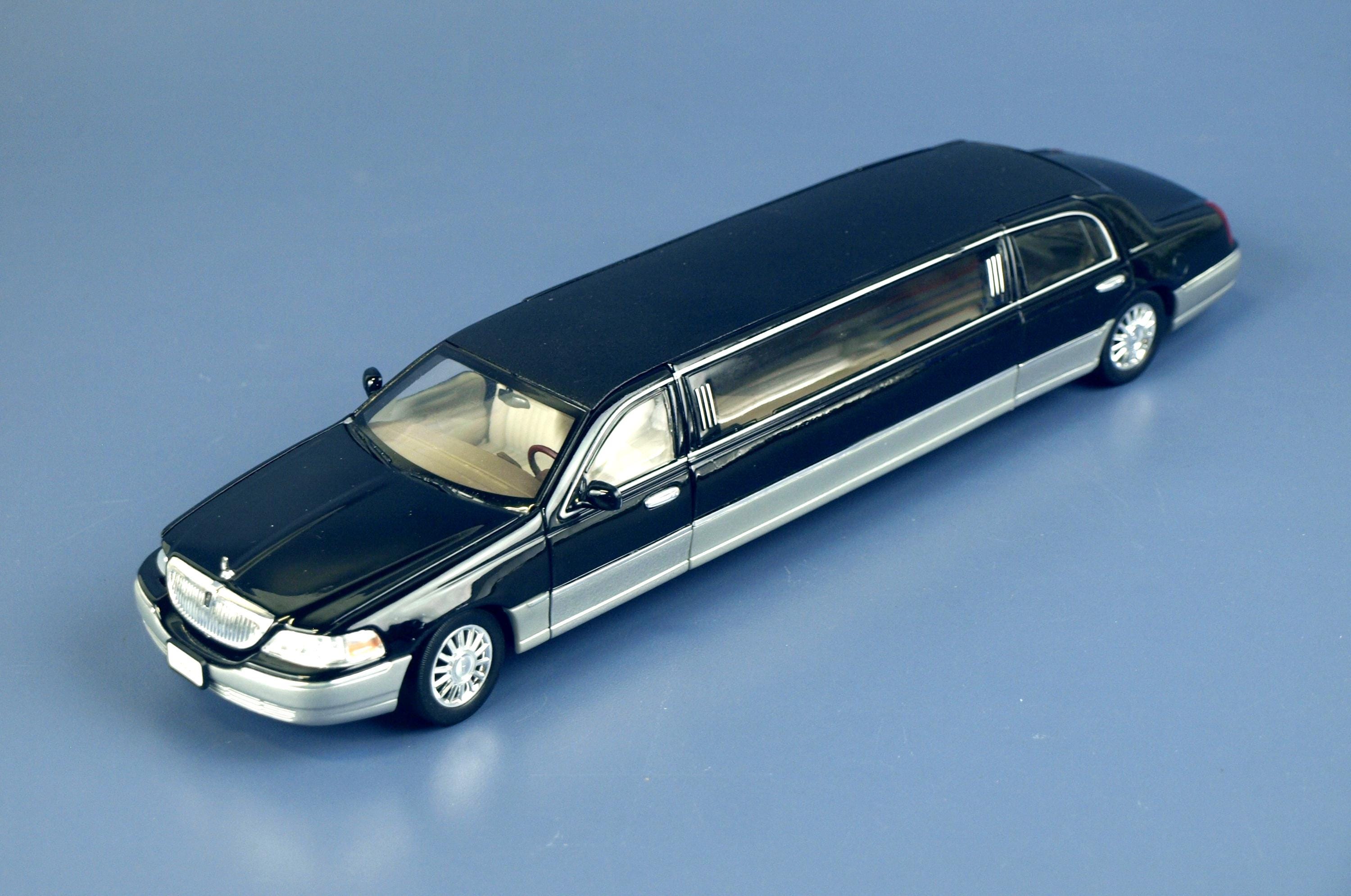 2003 Lincoln Town Car Limousine Model 0702 1/28 Diecast Car by