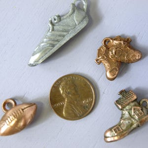 Vintage Sport / Zawieszki do butów do naszyjników i bransoletek Metalowe buty sportowe z cyny, nagroda piłkarska Cracker Jack, domek na buty, buciki dziecięce - partia 4 sztuk