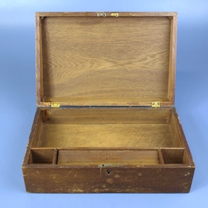 Antike tragbare Reise-Schreibtischbox aus Holz mit Gelenkecken und Schloss (kein Schlüssel) um 1800 in gutem Zustand