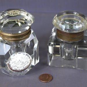 Antieke Victoriaanse facetgeslepen glazen inktpotjes met koperen bandjes en een met toegepaste sulfidebloemdetail - Kavel van 2 19e-eeuws glas