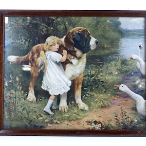 Puede incluir: Impresión vintage enmarcada que presenta a una niña con un vestido blanco y un gran perro San Bernardo. La escena está ambientada cerca de un cuerpo de agua con gansos, una cesta de flores y exuberante vegetación. El marco es de color marrón oscuro.