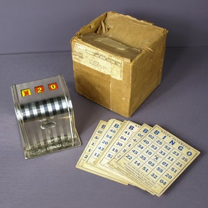 Juego de bingo Kralon, alrededor de 1950. Incluye anunciador de números, tarjetas de bingo y hoja anunciadora. Juguetes antiguos. Muy bueno.