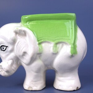 Maceta de cerámica vintage de mediados de siglo con forma de elefante, mayólica, 8,9 cm de alto x 10,8 cm de ancho, en muy buen estado.