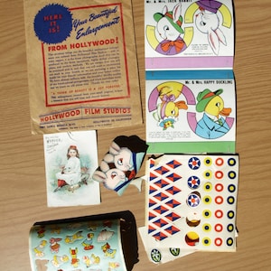 Pegatinas y recortes vintage de Pascua, pegatinas de insignias de avión, postal publicitaria de Weaver Organ en sobre de correo de los estudios cinematográficos de Hollywood.