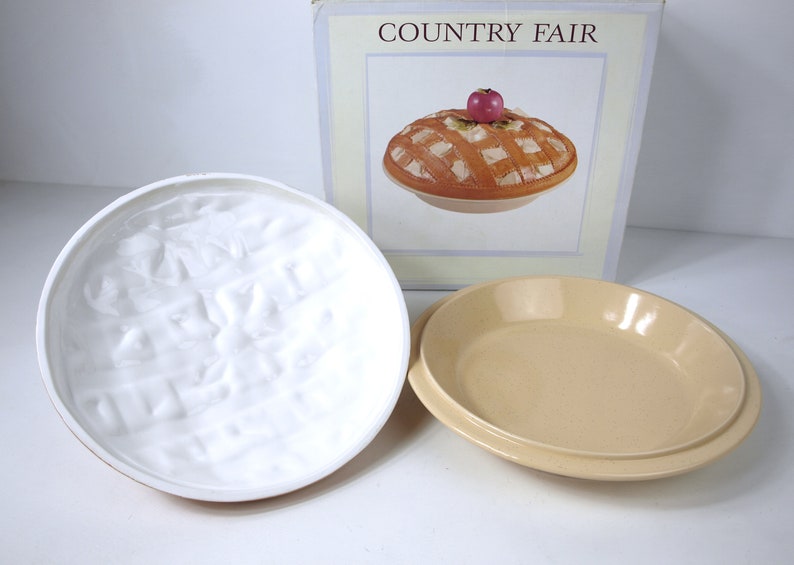 Vintage Ceramic Pie Carrier Dish / Baker Country Fair 146924 by Certified International Corp in Near Mint Condition In Original Box zdjęcie 3