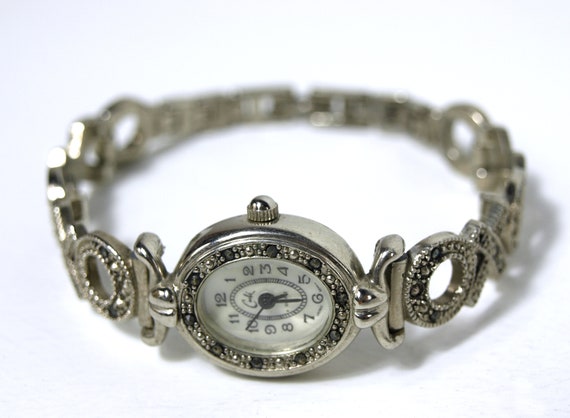 Vintage Ladies Fashion Quartz Wrist Watch w/ Hugs… - image 1
