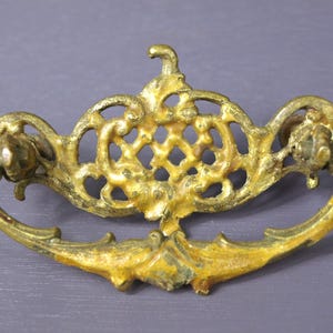 Antyczna, ozdobna wiktoriańska gałka do szuflady z około 1800 roku – dobry stan z naturalną patyną – odzyskane okucia