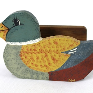 Vintage handbemalte Volkskunst Ente Serviettenhalter aus Holz, signiert vom Künstler, ""NH"" - Circa 1970 - Toller Zustand."