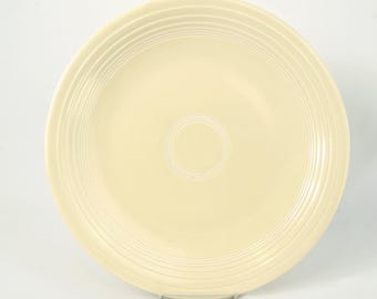 Piatto rotondo da portata Fiestaware vintage, senza marchio, 35,5 cm, giallo pallido - Anni '70 circa - Ottime condizioni