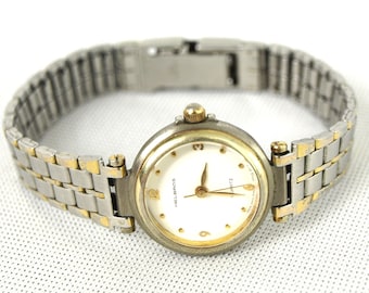 Relógio de pulso feminino vintage HELBROS bicolor, quartzo - dourado e prateado com mostrador branco - em funcionamento.