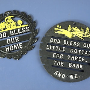 Vintage Gusseisen Untersetzer Wanddekoration in Schwarz mit Gelb: God Bless Our Home / Little Cottage - Humor Zitate - circa 1970er Jahre