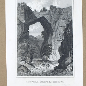Könnte beinhalten: Schwarz-Weiß-Gravur von Natural Bridge, Virginia. Das Bild zeigt einen natürlichen Felsbogen über einem Fluss, mit Bäumen und Bergen im Hintergrund. Der Titel "NATURAL BRIDGE, VIRGINIA" ist unten aufgedruckt.