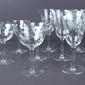 Vintage champagne/wijn bloemenglazen - gefacetteerde kopjes en geëtste bloemen afbeeldingen van bladeren en wijnstokken - twee sets van vijf - goede staat