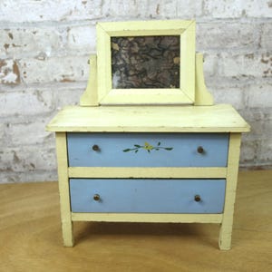 Stara, ręcznie malowana, drewniana komoda dla lalek z 2 szufladami i lustrem – kremowa z niebieskimi szufladami i mosiężnymi gałkami – około lat 30. XX wieku – prymitywna