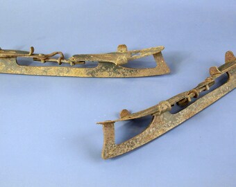 Patins à glace à pince en métal antiques de l'époque victorienne, vers 1800 | Acier ou fer vieilli | Objets d'exposition pour objets primitifs et sportifs