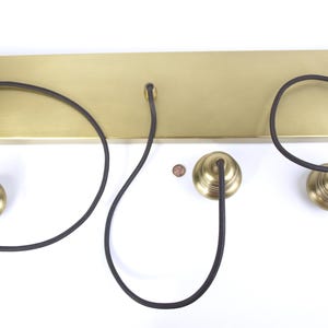 Pottery Barn PB Klassisk Pendellampa i Borstad Mässing med Flerfärgad Sladd, 3 Rader, NOS - Aldrig Använd, Fortfarande i Kartong - INGA Glasskärmar