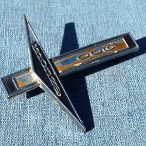Vintage 1962-1964 Monza 900 Car Emblem Badge for Fender Part No. 381 5062