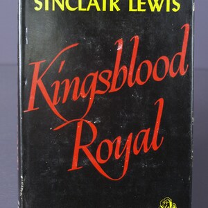 Może przedstawiać: Czarna okładka książki z tytułem "Kingsblood Royal" w czerwonych literach. Autor, Sinclair Lewis, jest wydrukowany żółtymi literami u góry okładki. Książka jest powieścią Random House.