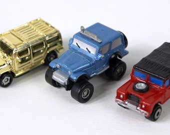 Vintage 1994 Galoob Micro Machine Jeep Wrangler - Range / Land Rover & 2004 GM Gold Hummer Playmate Speedez Roller Ball All Terrain Trucks