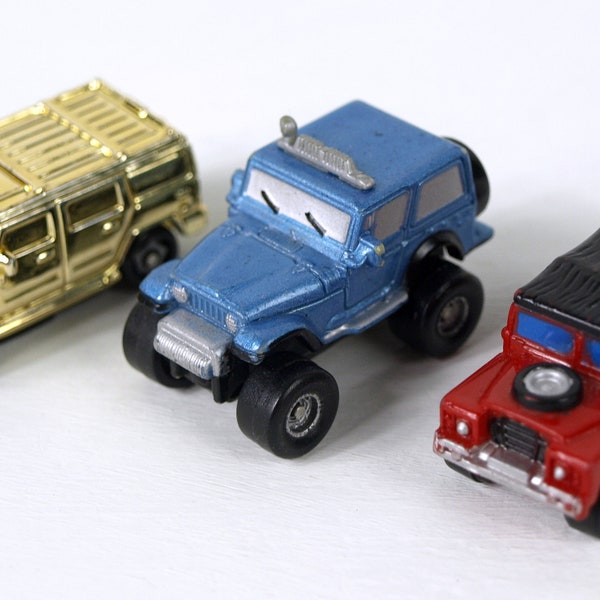 Vintage 1994 Galoob Micro Machine Jeep Wrangler - Range / Land Rover & 2004 GM Gold Hummer Playmate Speedez Roller Ball All Terrain Trucks