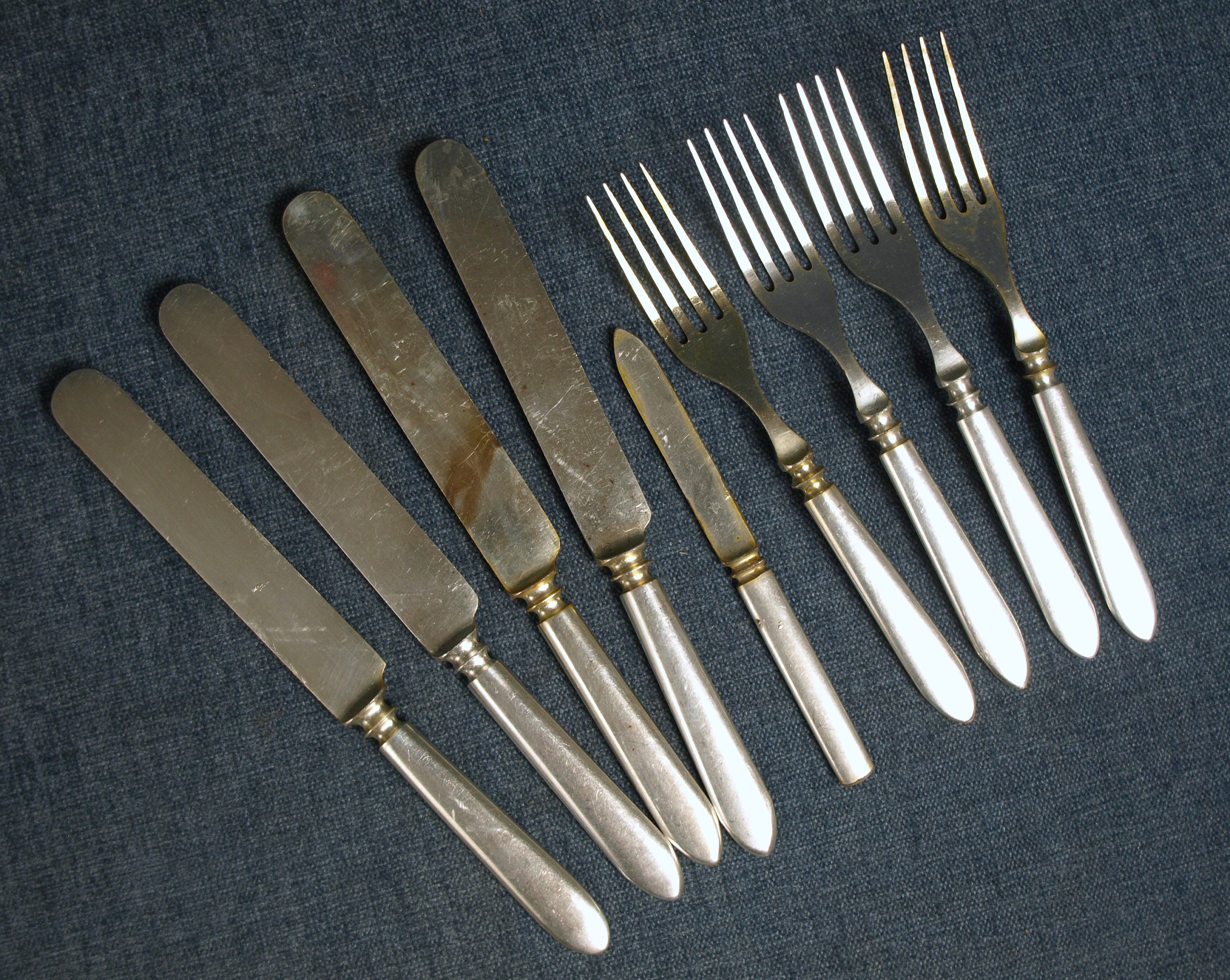 Vintage Set Of 9 Meriden Cutlery Co Beige Handle Dinner Knives USA