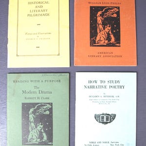 Può includere: Quattro libri d'epoca con titoli come "An Historical and Literary Pilgrimage" e "Reading with a Purpose". Le copertine sono gialle, arancioni, verdi e bianche, con illustrazioni e testo. Provenienza: American Library Association.